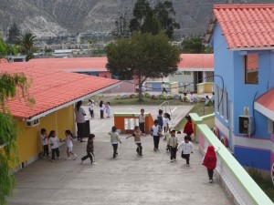 079 0025 Ecuador - Pueblito la Ternura - Kindergarten Tanzen